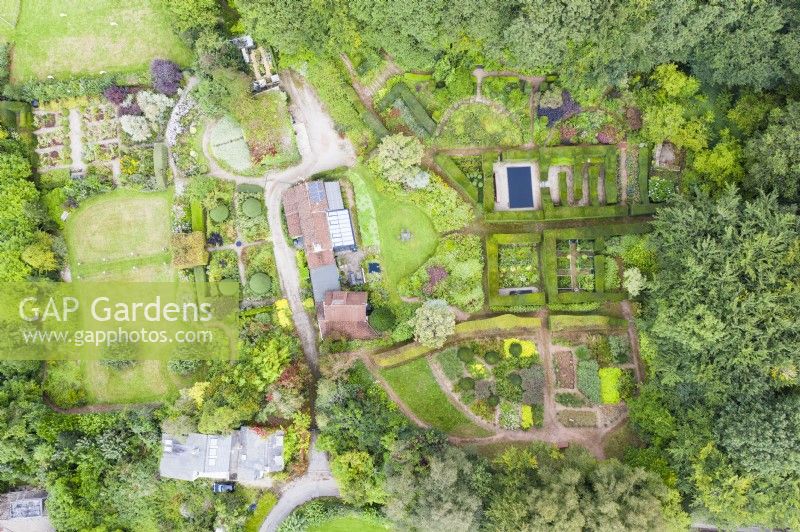 Vue sur tout le jardin et les bois environnants avec maison au centre de l'image ; image prise avec un drone. Septembre. L'été.
