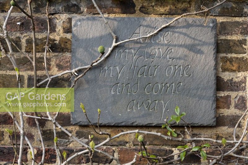 Lève-toi mon amour... une plaque en ardoise avec un poème gravé par Jane Raven.