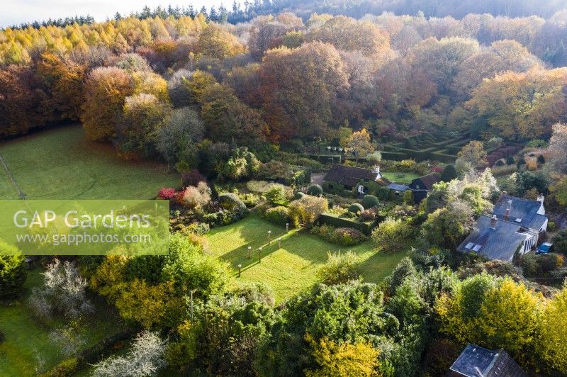 Vue sur tout le jardin et sur les bois environnants ; image prise avec un drone. Novembre. Automne.