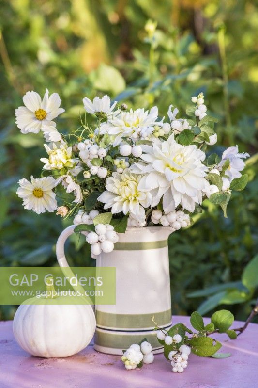 Bouquet à thème blanc et vert en pot en céramique sur table - Dahlias, Cosmos et Symphoricarpos albus