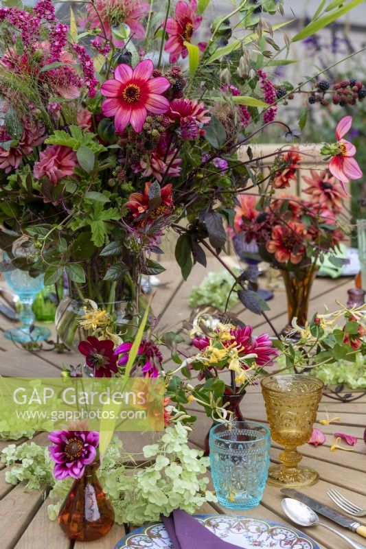 Arrangements floraux de fin d'été ou d'automne sur une table à manger en plein air. RHS Chelsea Flower Show 2021, stand Regard Burvill