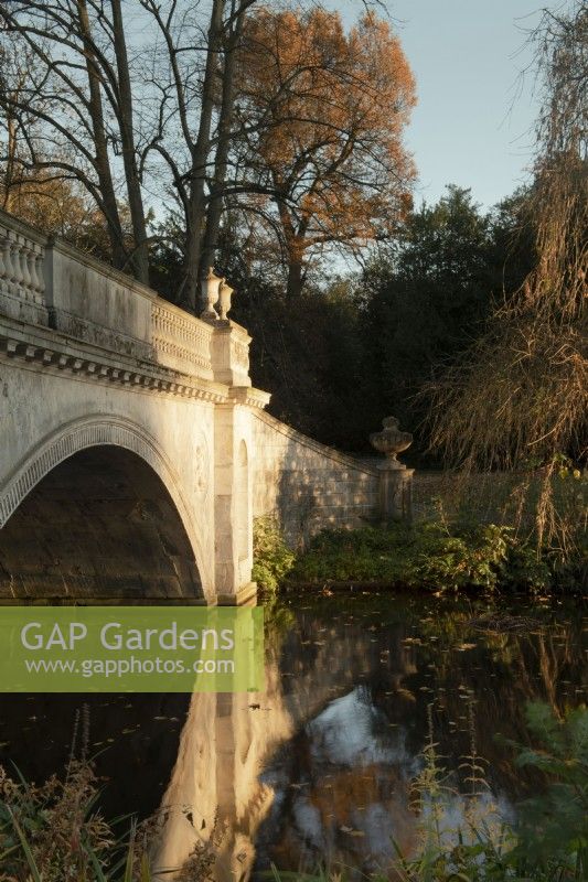 Le pont classique conçu par James Wyat se reflète dans le lac de Chiswick House and Garden.