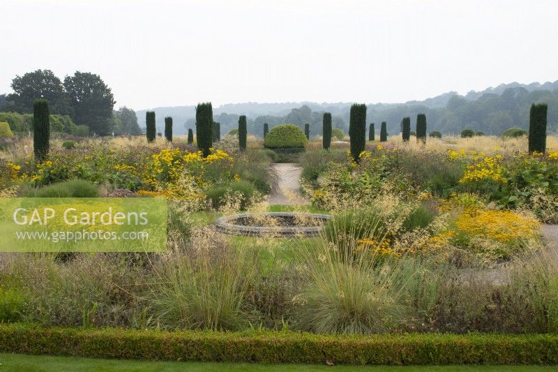 Plantation à thème jaune dans le jardin italien de Trentham Gardens - septembre