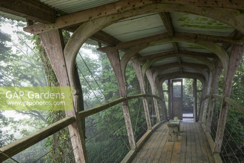 Pont en bois conçu par Matt Robinson à Caervallack Garden, Cornwall