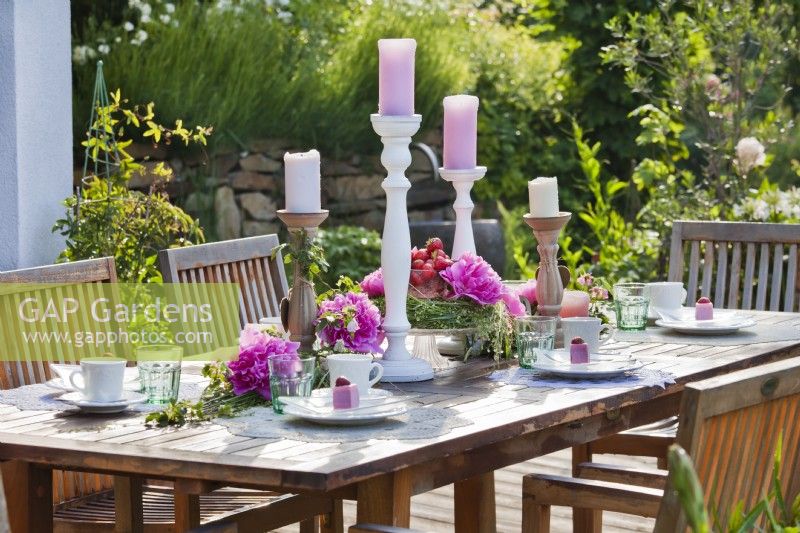 Dressage de table avec compositions florales.