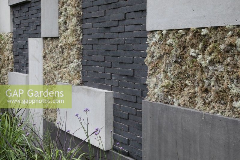'Shades of Grey' au BBC Gardener's World Live 2021 - jardin urbain contemporain utilisant différents matériaux d'aménagement paysager durs gris sur le mur de soutènement