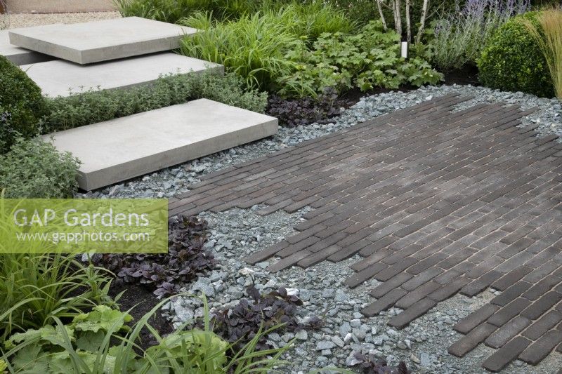 'Shades of Grey' au BBC Gardener's World Live 2021 - jardin urbain contemporain utilisant différents matériaux d'aménagement paysager durs gris