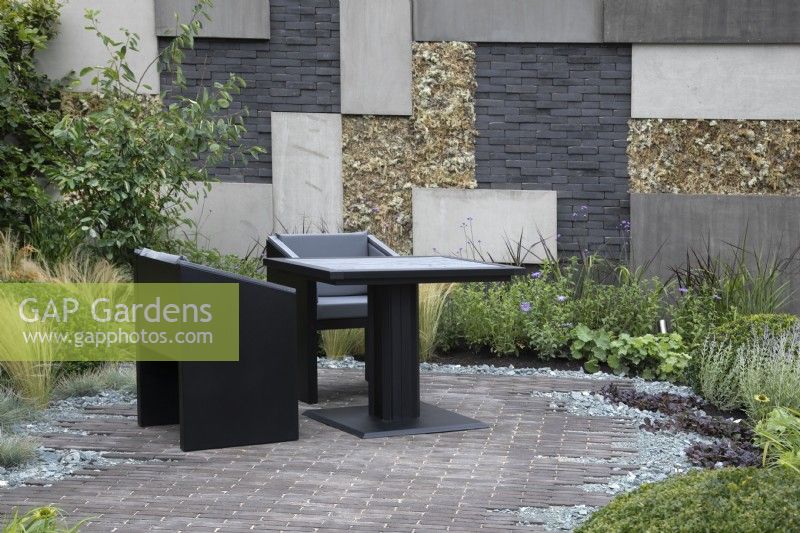 'Shades of Grey' au BBC Gardener's World Live 2021 - jardin urbain contemporain utilisant différents matériaux d'aménagement paysager durs gris à la fois sur le chemin et le mur de soutènement