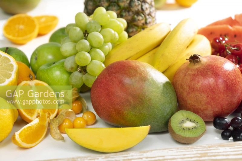 Mélange de fruits avec raisins, mangue, bananes et grenade, été juin