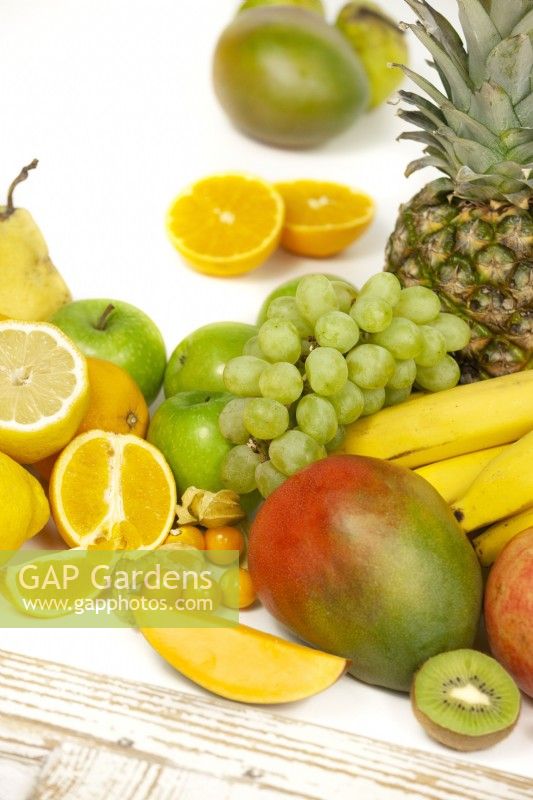 Mélange de fruits avec raisins, ananas, mangue, bananes, pommes, citron et plus, été juin