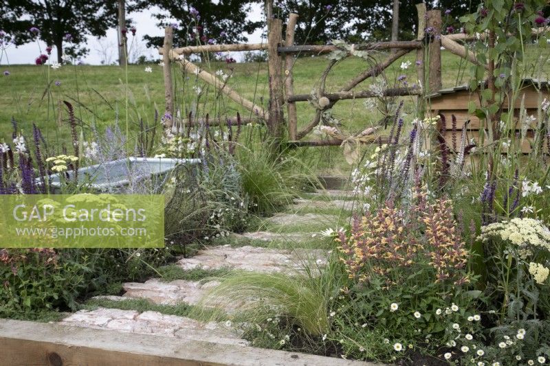 'The Earth Smiles with Flowers' au BBC Gardener's World Live 2021 - jardin de campagne avec chemin rustique en briques et camomille, ruche et plantation de vivaces en sourdine