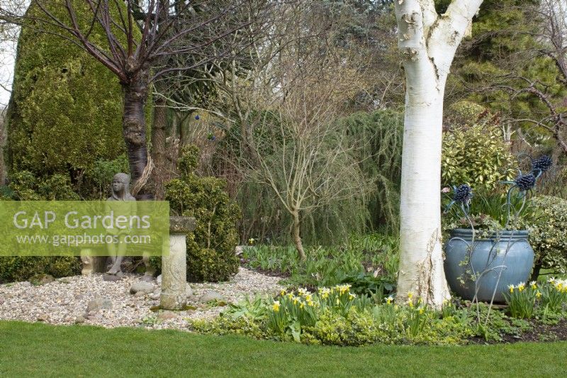 Statue d'une jeune fille dans John's Garden à Ashwood Nurseries - Kingswinford - Printemps