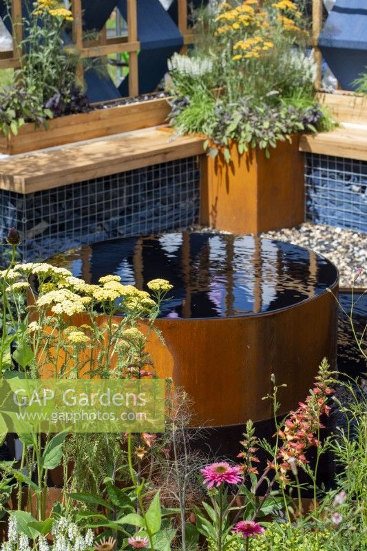 Jeu d'eau en acier corten. Le jardin de l'empreinte de la mode, RHS Hampton Court Palace Garden Festival 2021
