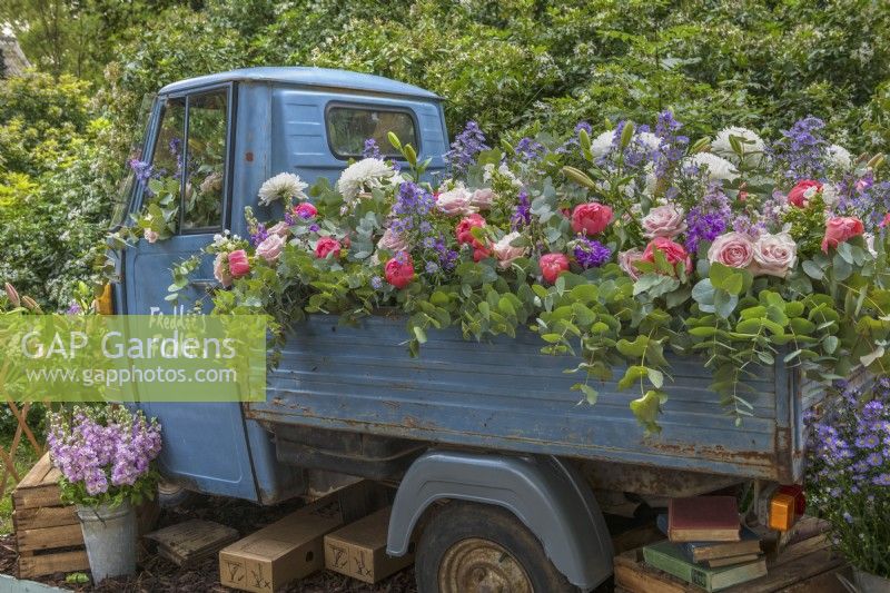 Freddie's Flowers Piaggio Ape scooter 3 roues stand de fleurs coupées au RHS Chelsea Flower Show 2019