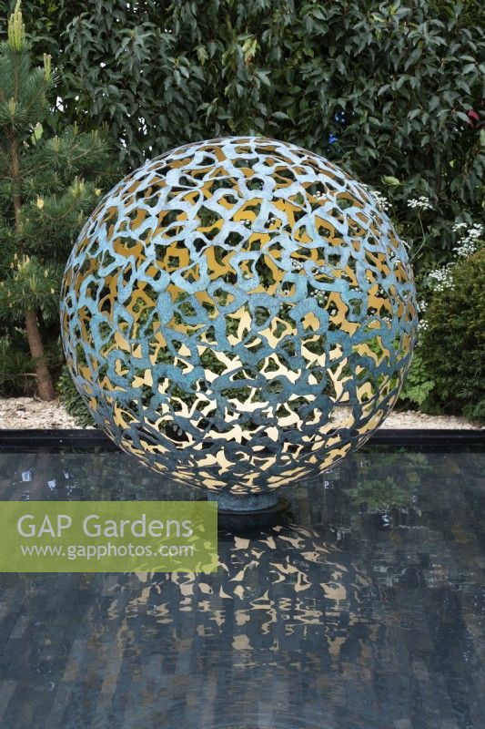 Caractéristique de l'eau. Un jardin d'évasion paisible, conçu par Jamie Langlands - RHS Malvern Spring Festival 2022