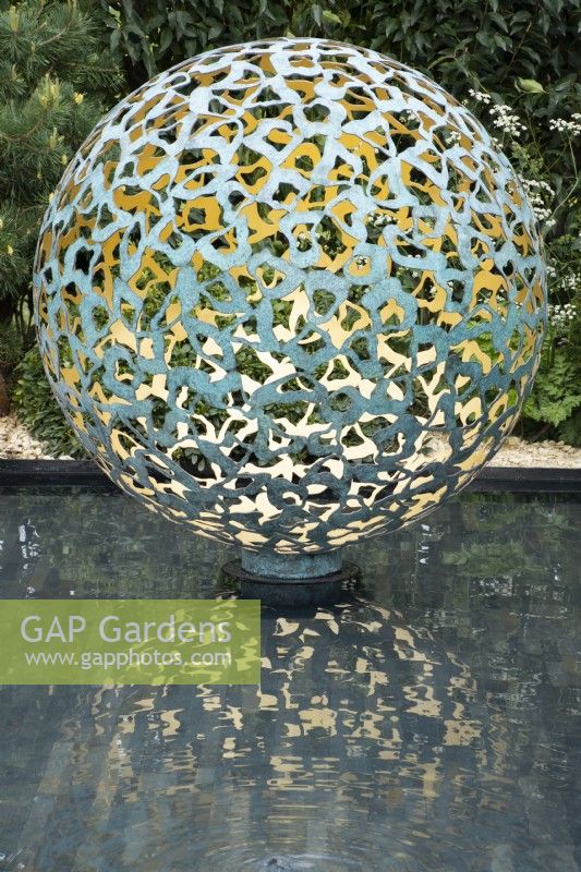 Globe aquatique dans le jardin d'exposition 'A Peaceful Escape' au RHS Spring Festival 2022 - Garden Designer James Langlands - Silver Gilt Medal Show Garden
