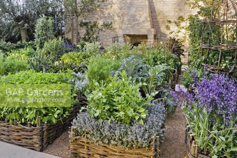 'Summer Solstice' Daylesford Organic. Design by del Buono Gazerwitz. Silver-Gilt RHS Chelsea Flower Show 2008. Potager agraire biologique.