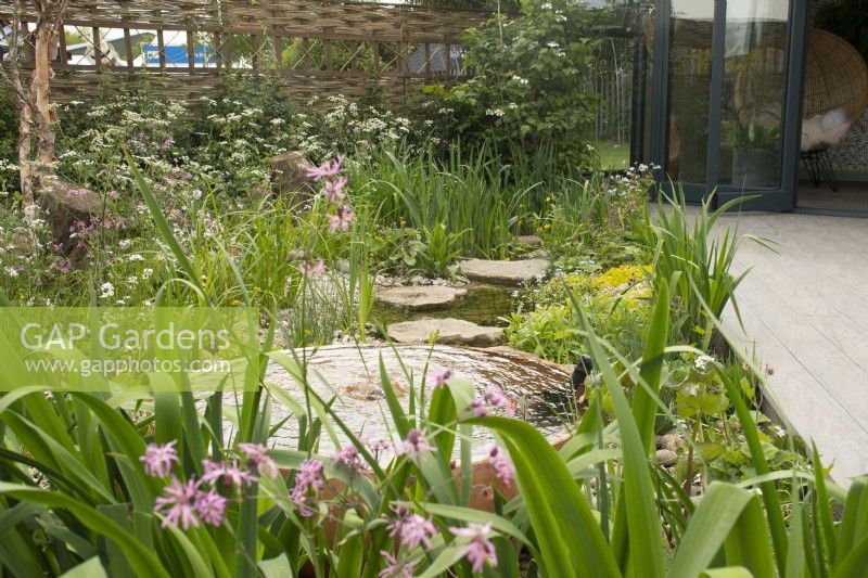 Fontaine et ruisseau dans 'The Hide Garden' au RHS Malvern Spring Festival 2022 - Designer - Emily Crowley-Wroe - Best in Show - Silver Gilt Medal