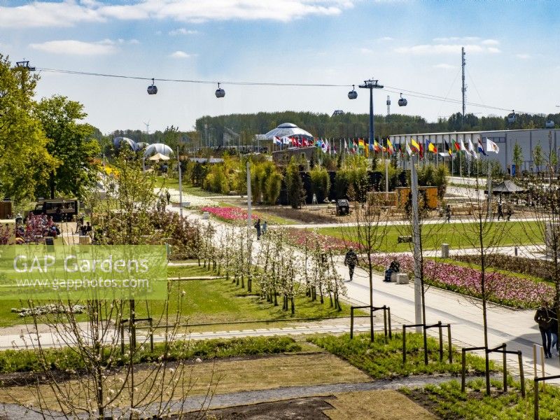 Floriade Expo 2022 Exposition horticole internationale Almere Pays-Bas. Vue d'ensemble montrant des parterres de fleurs en ruban de tulipes avec des téléphériques au loin