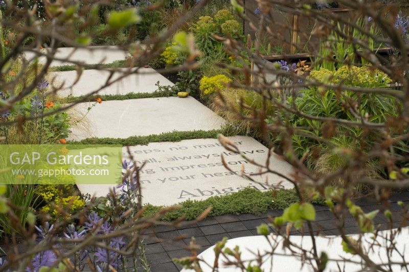 Inscription dans la pierre dans le jardin d'exposition 'Abigail's Footsteps' au RHS Malvern Spring Festival 2022 - Designer Rick Ford - Médaille d'argent