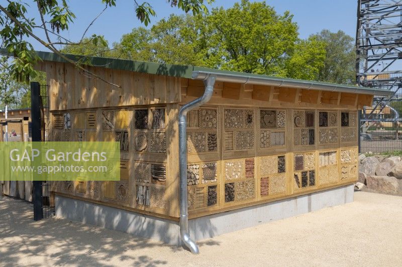 Torgau, Sachsen, Allemagne LAGA Landesgartenschau Torgau 2022 Exposition de jardins d'État. Bâtiment cinq étoiles pour insectes dans lequel chaque mur est un espace de vie pour les insectes et les pollinisateurs.