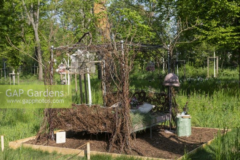 Torgau, Sachsen, Allemagne 3 mai 2022. LAGA Landesgartenschau Torgau 2022 State garden show.Bedstead biologique. Parterre de fleurs avec des tiges et d'autres matières organiques tissées à travers elle.