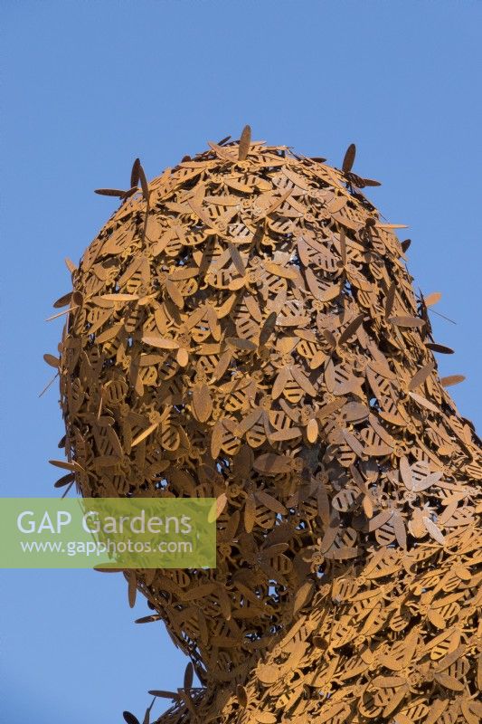 Tête de détail de figure géante recouverte de 10 000 abeilles en acier Corten conçu par Florentijn Hofman nommé Beehold.