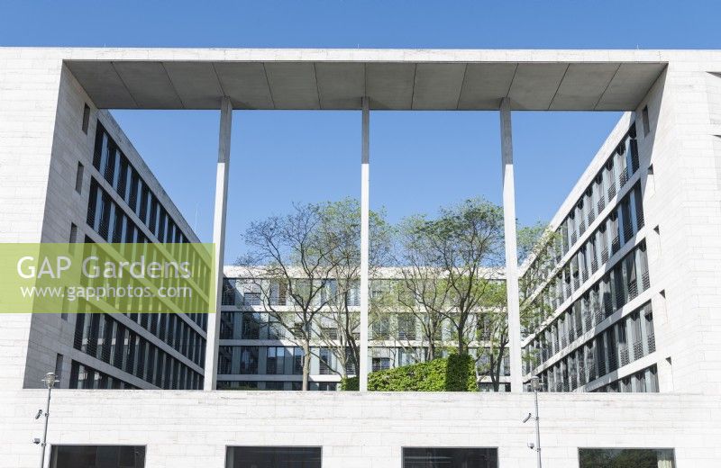 Berlin Allemagne ministère fédéral des Affaires étrangères allemand : Auswaertiges Amt - AA avec des arbres qui poussent dans la cour.