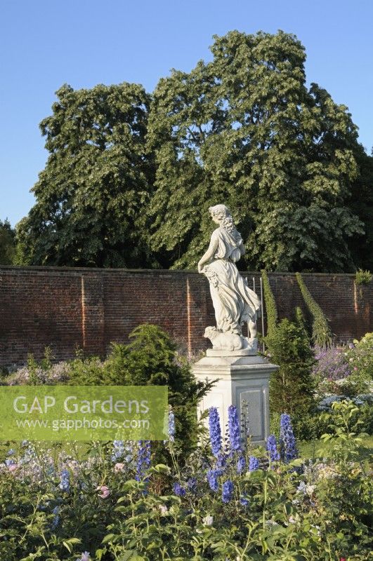 Profil de la statue de Flora - Déesse du printemps - dans la roseraie du palais de Hampton Court - East Molesey, Surrey, UK