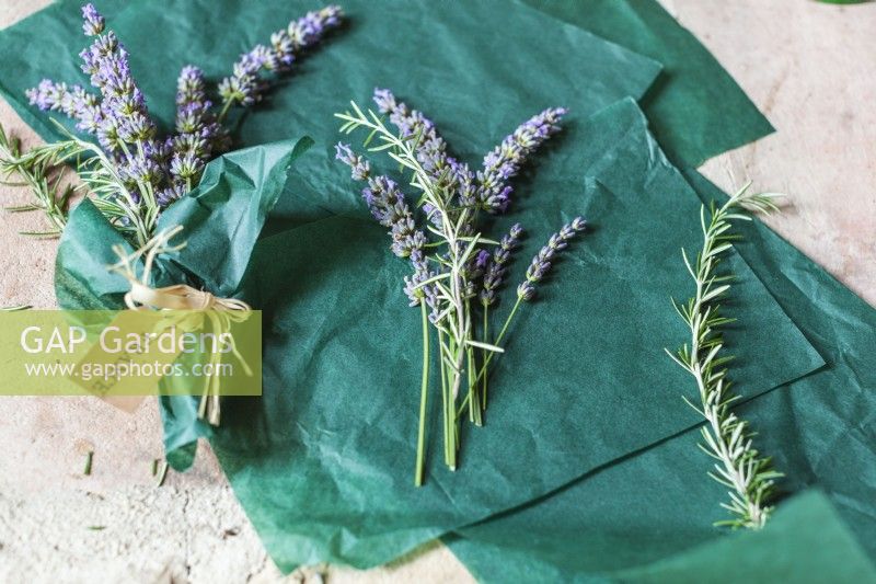 Faire un bouquet d'herbes à la lavande pour la décoration de table - Histoire de la fête d'été à la lavande