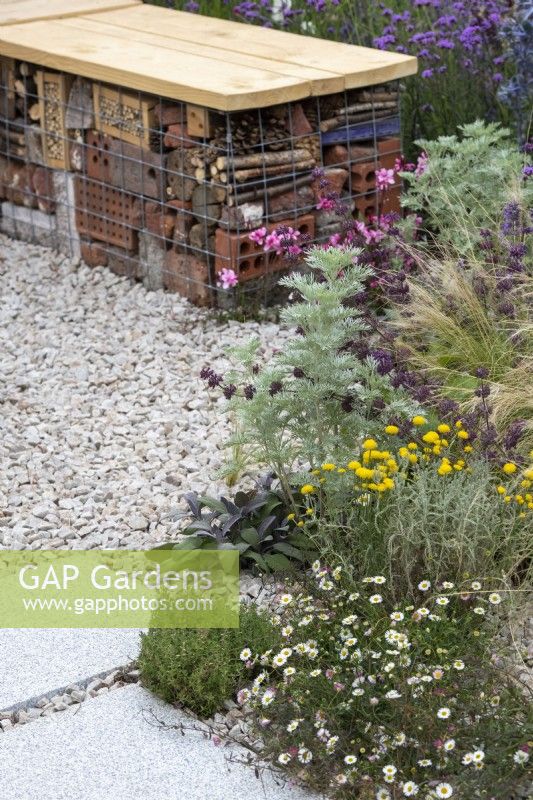 Jardin gazonné au RHS Hampton Court Flower Show 2022 - Conçu par Hamzah-Adam Desai