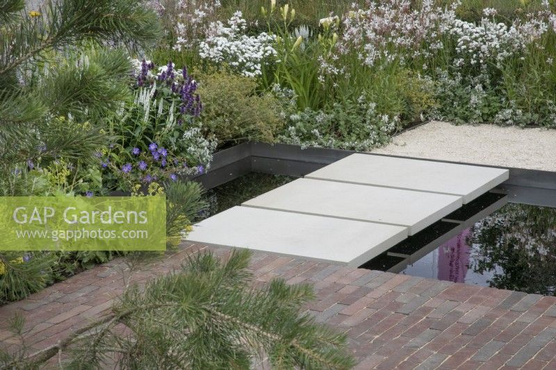 Petit pont reliant les deux zones du jardin dans le Joy Club Garden au RHS Hampton Court Palace Garden Festival 2022