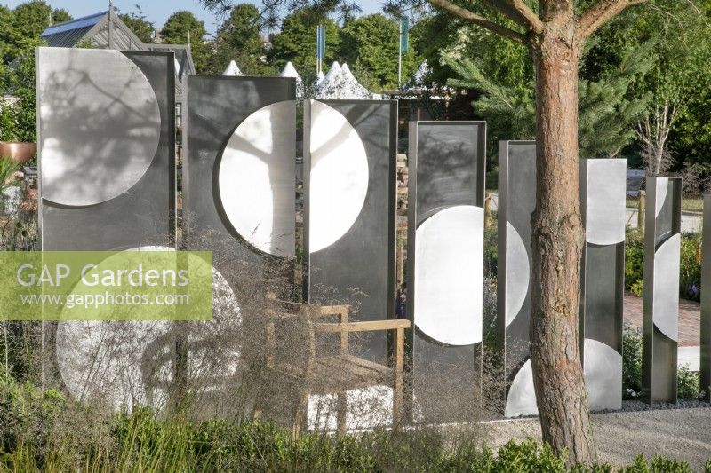 Des écrans en acier séparent les zones du jardin du Joy Club Garden au RHS Hampton Court Palace Garden Festival 2022