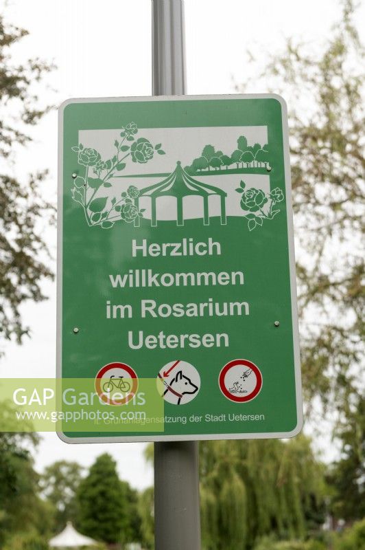 Uetersen AllemagneHerzlich willkomen im Rosarium Uetersen. panneau de bienvenue avec règles, pas de vélo, chiens en laisse et ne nourrissez pas la sauvagine