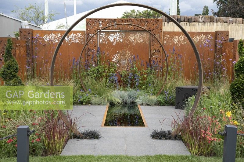 Moongate en acier Corten dans le jardin Sunburst au RHS Hampton Court Palace Garden Festival 2022
