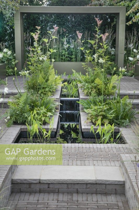 Dispositif d'eau dans l'aménagement paysager en dur dans le 'Macmillan Legacy Garden: Gift the Future' au RHS Hampton Court Palace Garden Festival 2022