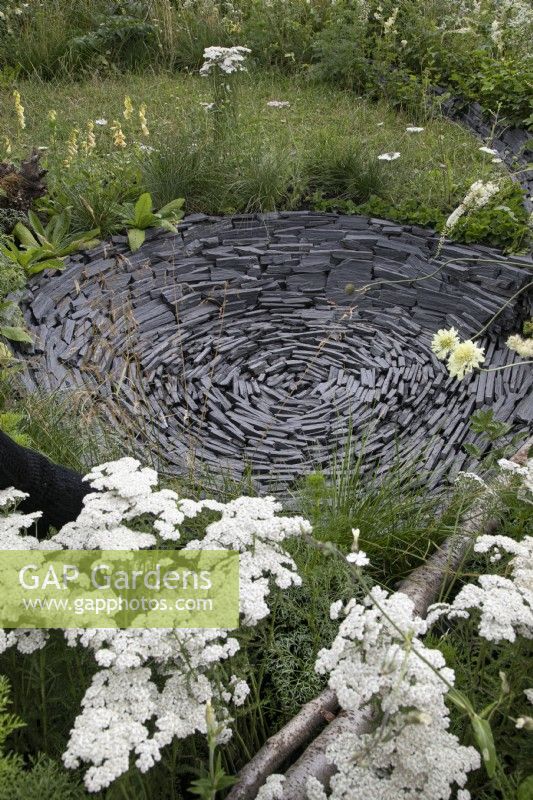 Trempage circulaire en ardoise dans le jardin Connections au RHS Hampton Court Palace Garden Festival 2022