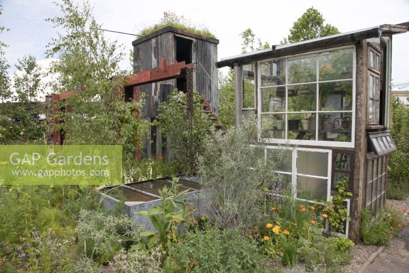 Hangar surélevé et serre dans la nature verdoyante du jardin de Frances au BBC Gardeners World Live 2022