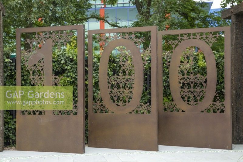 Écrans décoratifs en métal illustrant les 100 ans de la BBC dans le Marshalls Landscaping Garden à BBC Gardeners World Live 2022