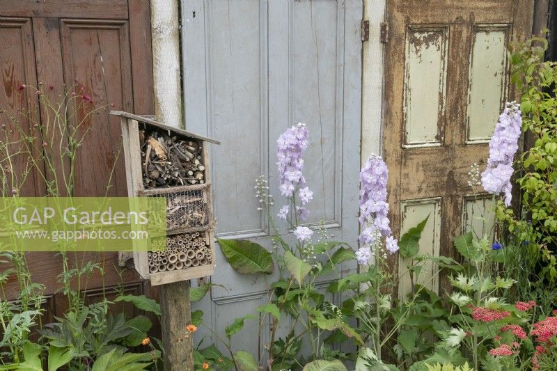 Hôtel d'insectes devant de vieilles portes comme limite dans le jardin Old is Gold à BBC Gardeners World Live 2022