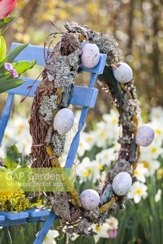 Couronne de Pâques composée de branches de hêtre, de lichens et d'œufs colorés.