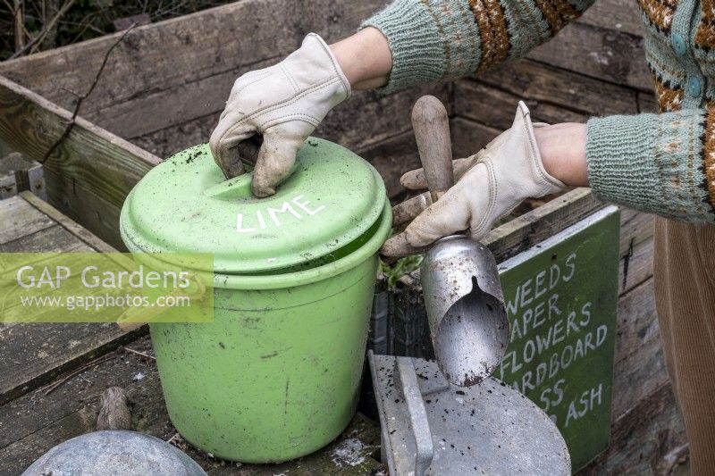 Utiliser de la chaux hydratée pour réduire l'acidité d'un tas de compost