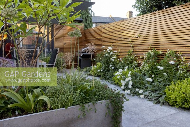 Jardin pavillonnaire avec bureau et clôture en bois contemporaine