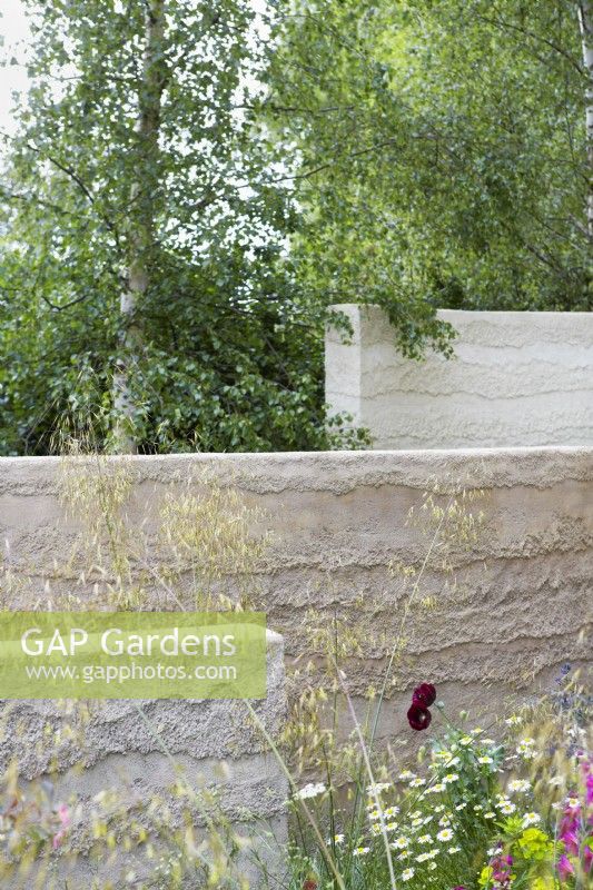 Le jardin de l'esprit. Concepteur : Andy Sturgeon. Murs sculpturaux divisant les zones du jardin avec une plantation mixte douce. RHS Chelsea Flower Show 2022. Médaille d'or.