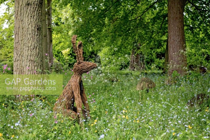 Hare Willow Sculpture, conçue par l'artiste Emma Stothard, se trouve au bord du Stumpery, mai 2022.