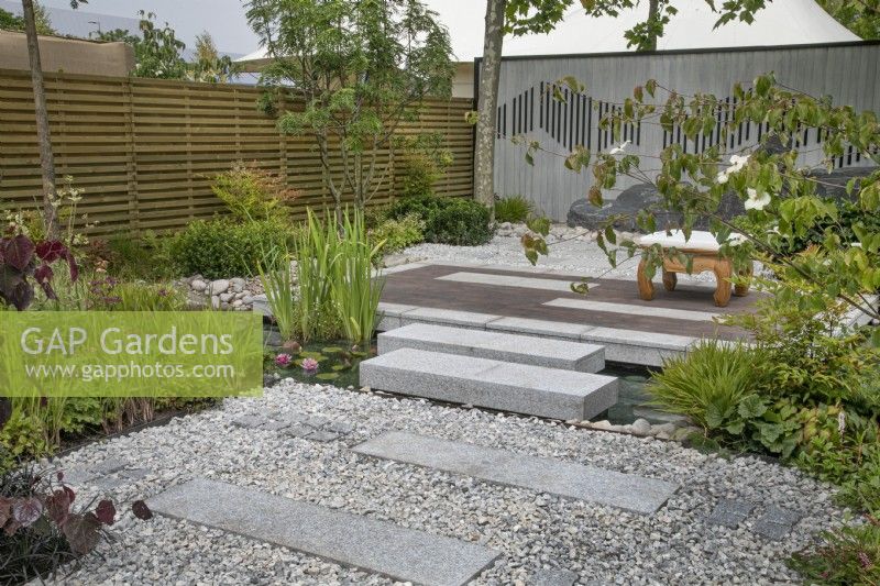 Plate-forme de méditation surélevée dans The Memories of Mountains Garden Retreat Garden au BBC Gardeners World Live 2022