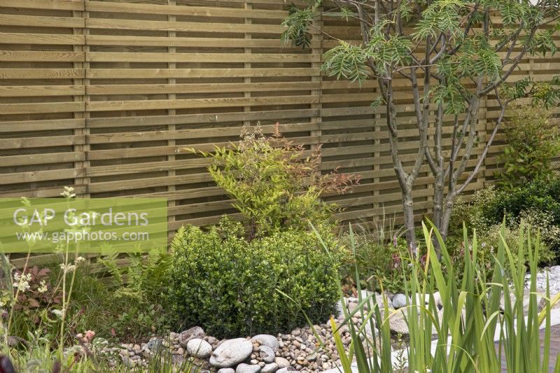 Paravent en bois dans The Memories of Mountains Garden Retreat Garden à BBC Gardeners World Live 2022
