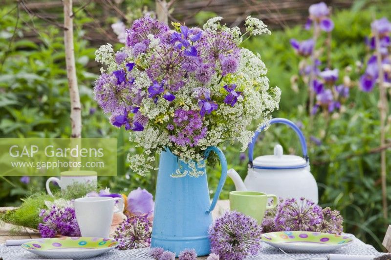 Bouquet violet - blanc d'allium, d'iris, de ciboulette et de persil de vache.