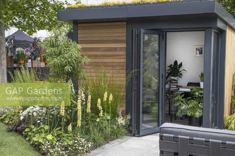 Bureau à domicile en bois dans le jardin Nurture Through Nature au BBC Gardener's World Live 2022