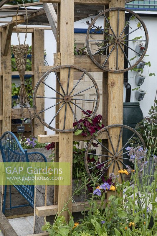 Pergola recyclée avec coin salon dans le jardin d'exposition Small Space - Big Ideas au BBC Gardener's World Live 2022
